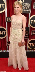 250E63FC00000578-2926150-Golden_girls_Julie_Bowen_was_perfectly_pretty_in_an_embellished_-a-7_1422261299377