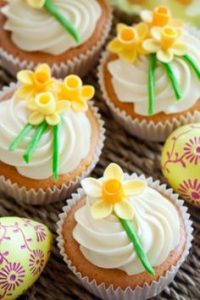 Cupcakes decorated with sugar daffodils