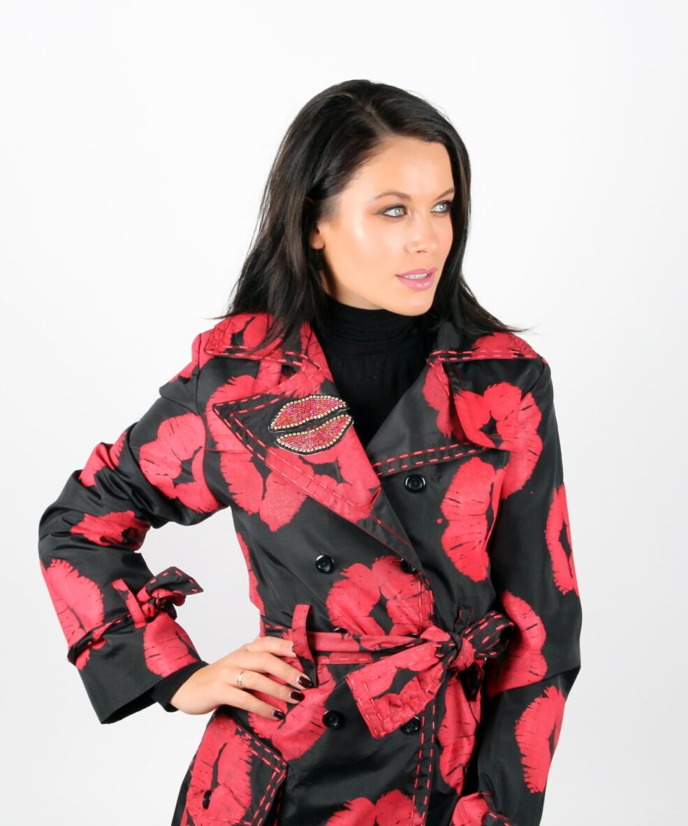 Black Trench coat red lips kiss OTT Alila 1