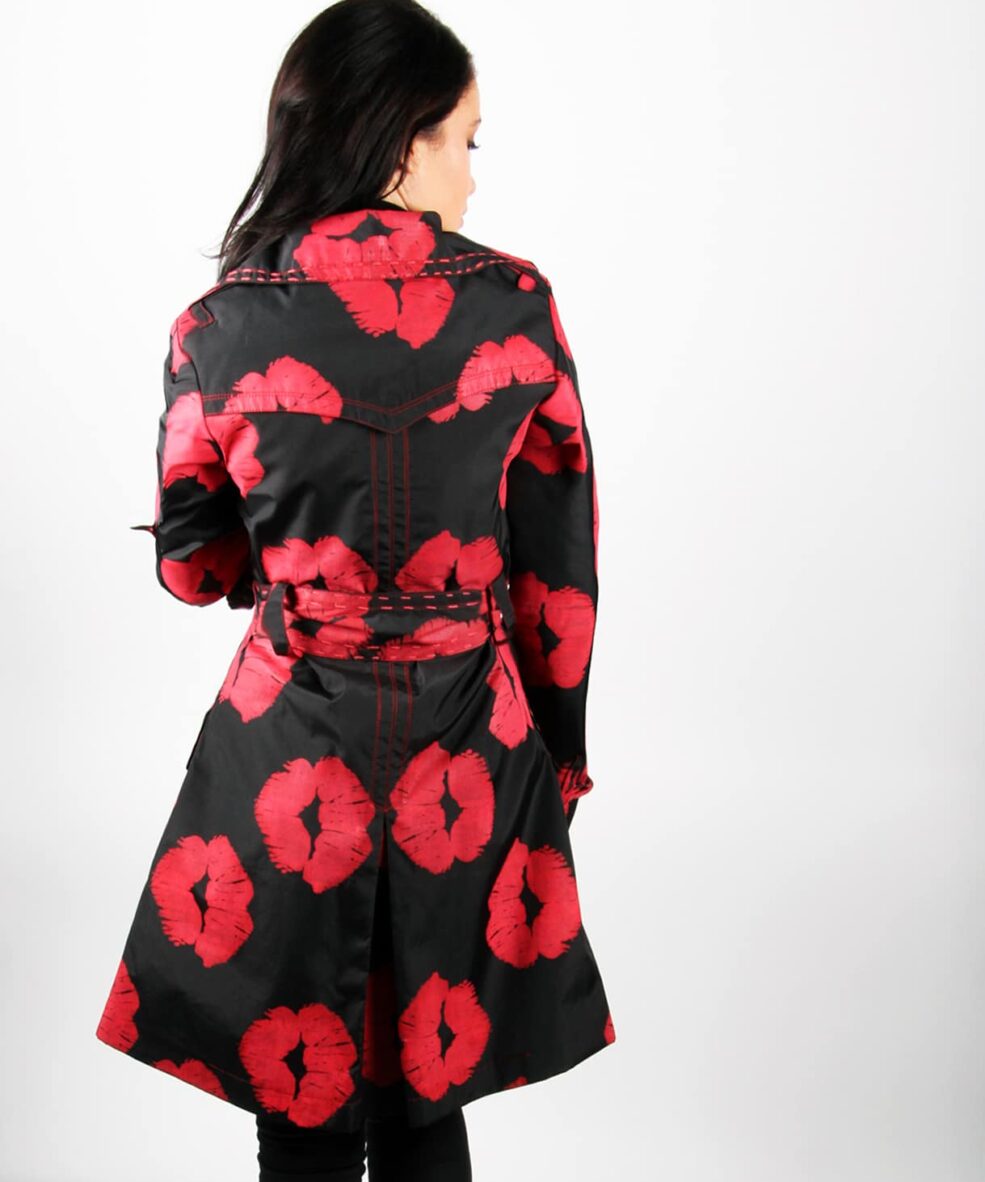 Black Trench coat red lips kiss OTT Alila 1