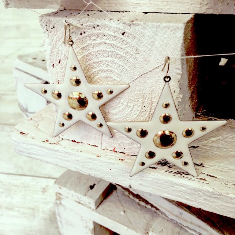 cream-gold-enamel-star-earrings-€15-alila-