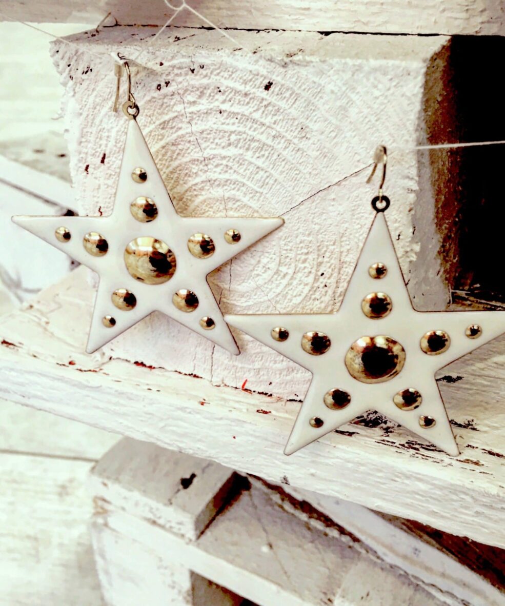 cream-gold-enamel-star-earrings-€15-alila-