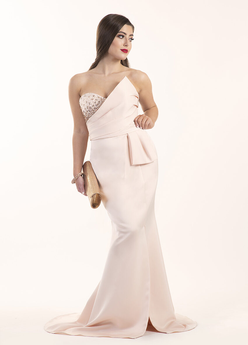 Chloe-Ormond-Pale-Peach-Mascara-Strapless-Gown-with-Slit-and-gold-clutch-Alila